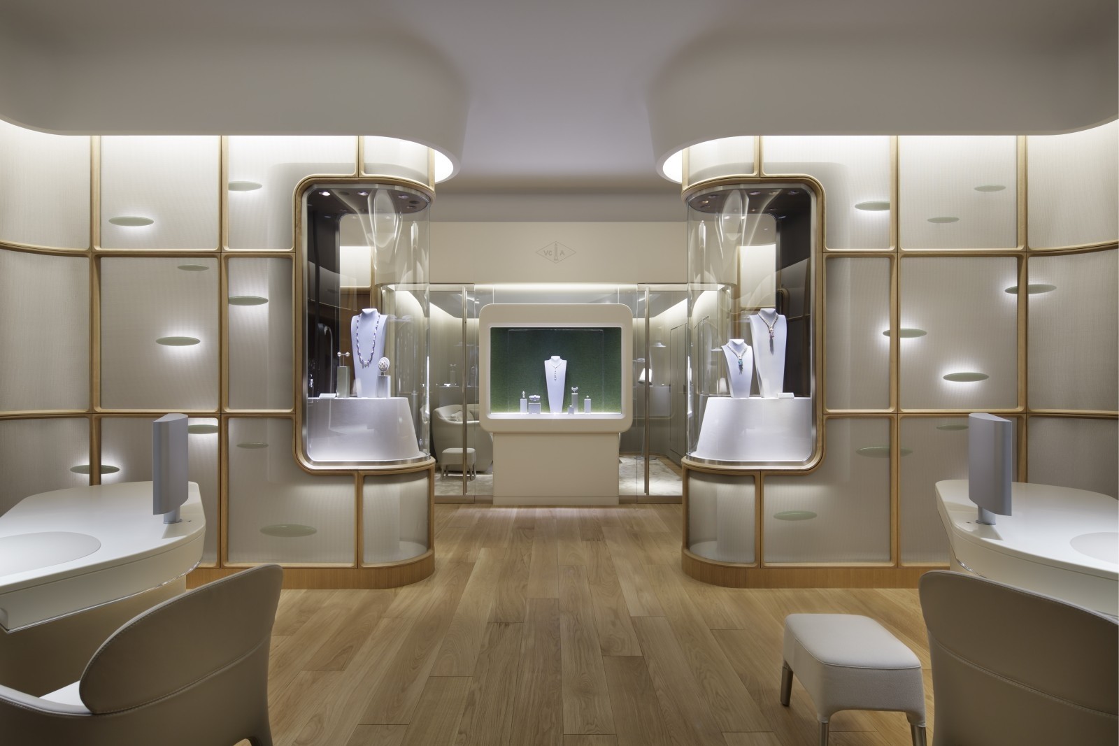 Van Cleef & Arpels - Ginza - Jouin Manku © Nacasa and Partners