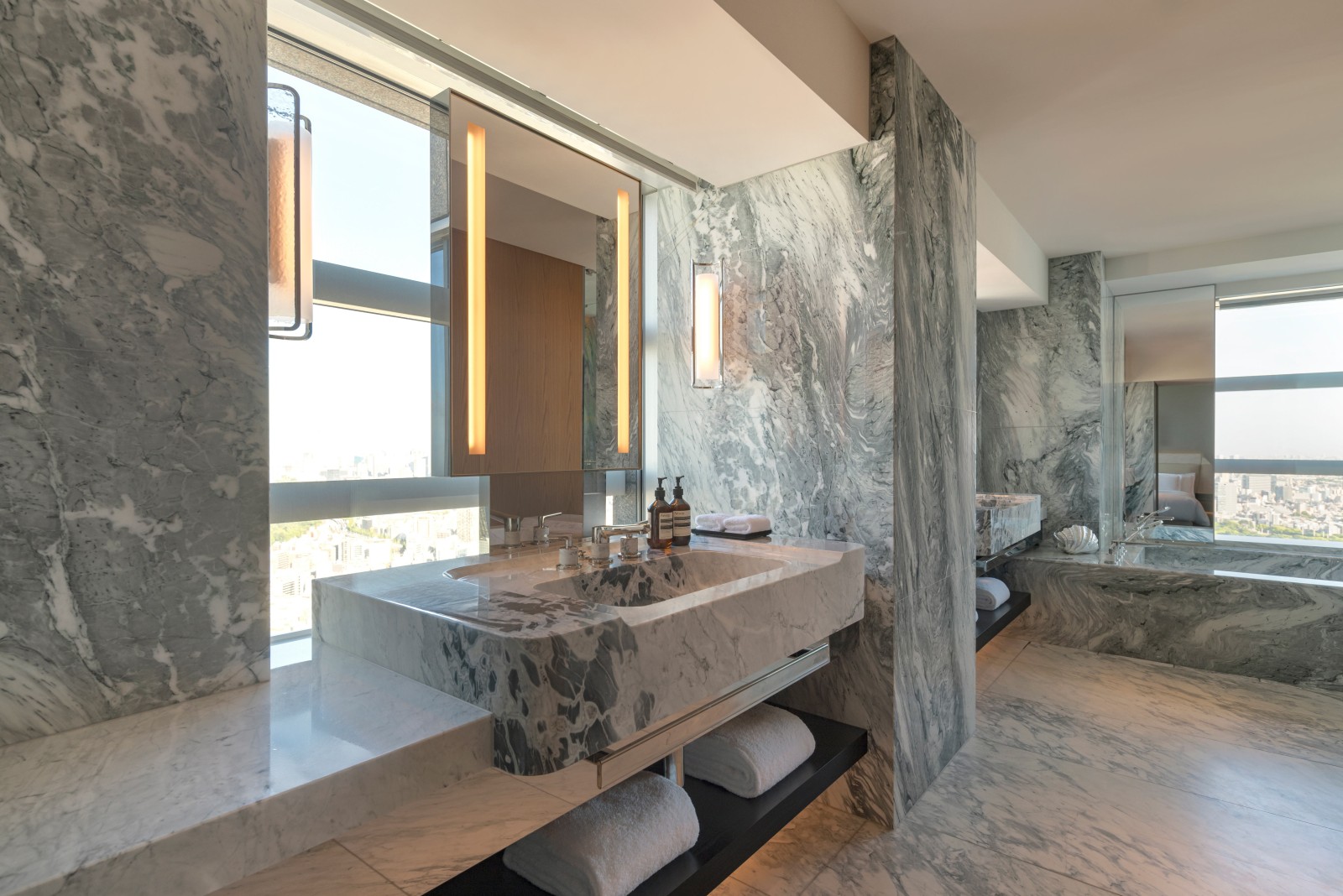 Park Hyatt Tokyo by Jouin Manku (c) Park YongJoon Choi