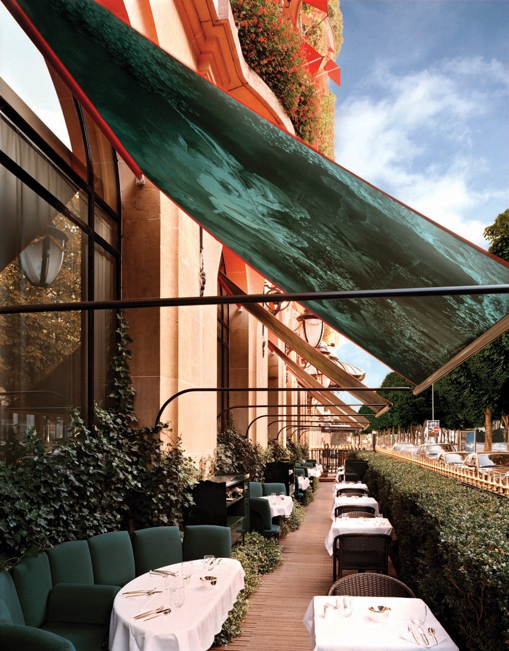 La Terrasse du Plaza Athénée - Jouin Manku © Mario Pignatamonti