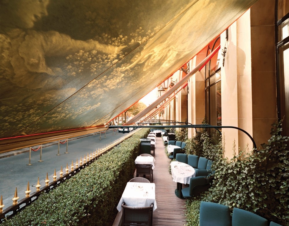 La Terrasse du Plaza Athénée - Jouin Manku © Mario Pignatamonti