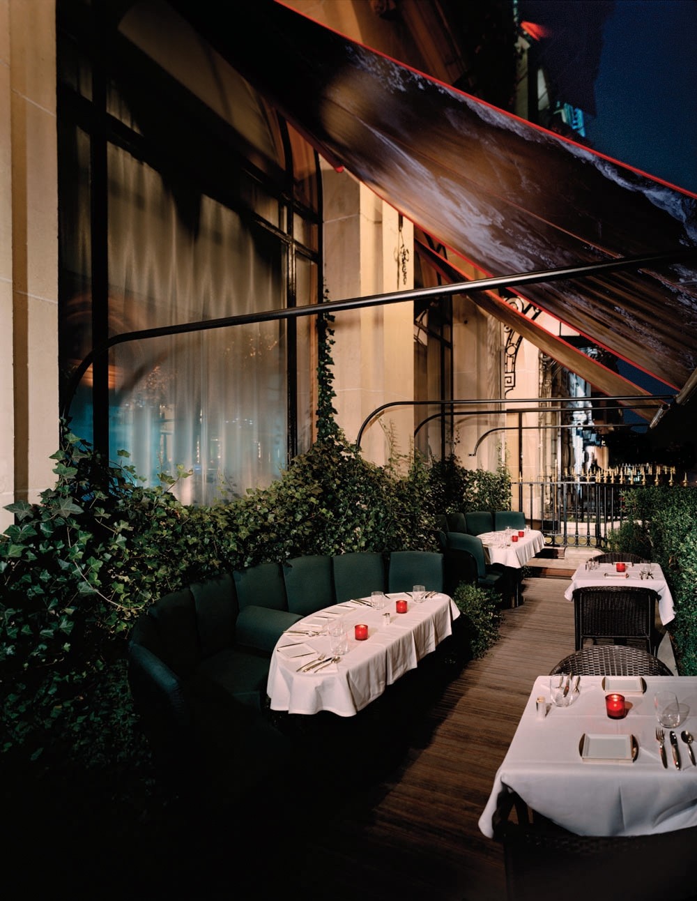 La Terrasse du Plaza Athénée - Jouin Manku © Mario Pignatamonti